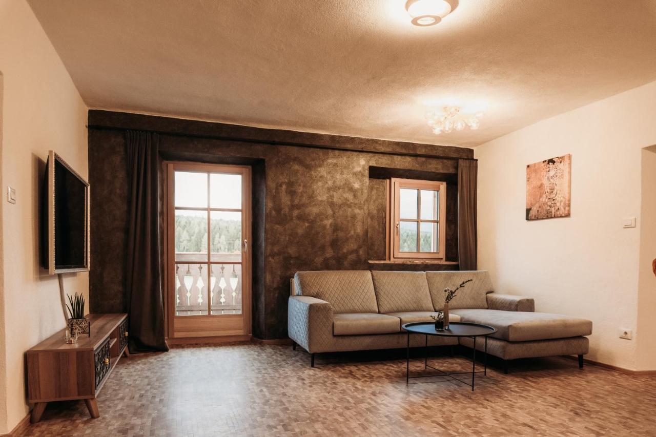 Ban Hilba Apartment Falzes Bagian luar foto